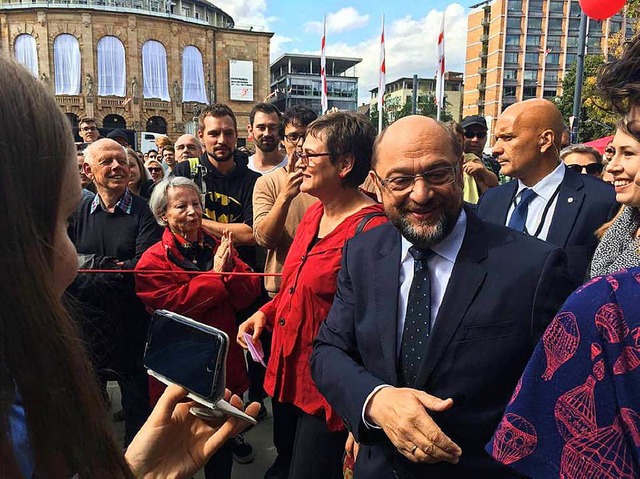 Martin Schulz schttelt Hnde auf dem Platz der Alten Synagoge.  | Foto: Eyp Ertan