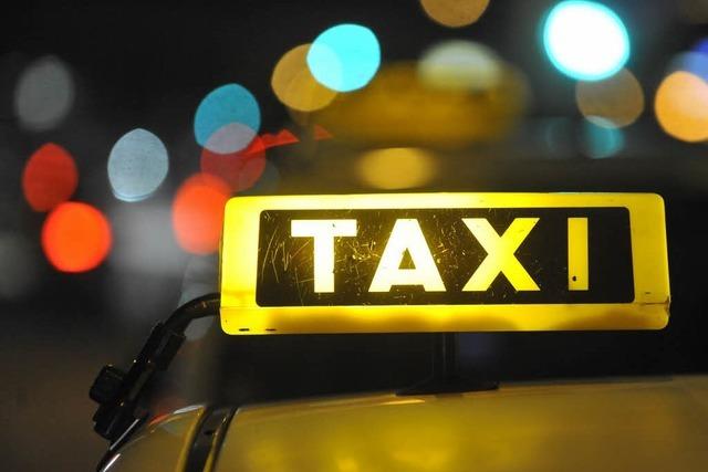 Taxifahrer fhrt Mann um und flchtet