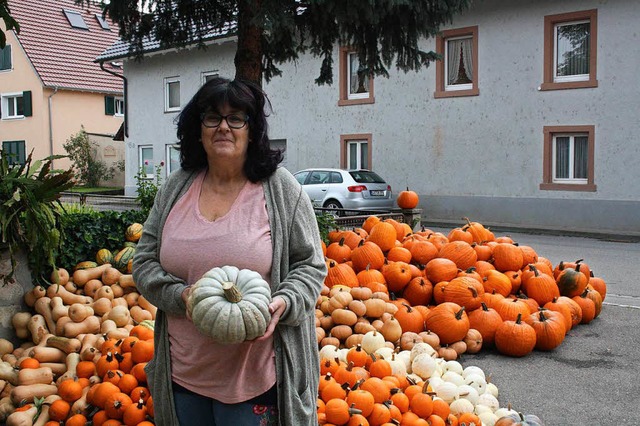 Andrea Hagin mit einem ihrer Zierkrbisse  | Foto: Elisabeth Weniger