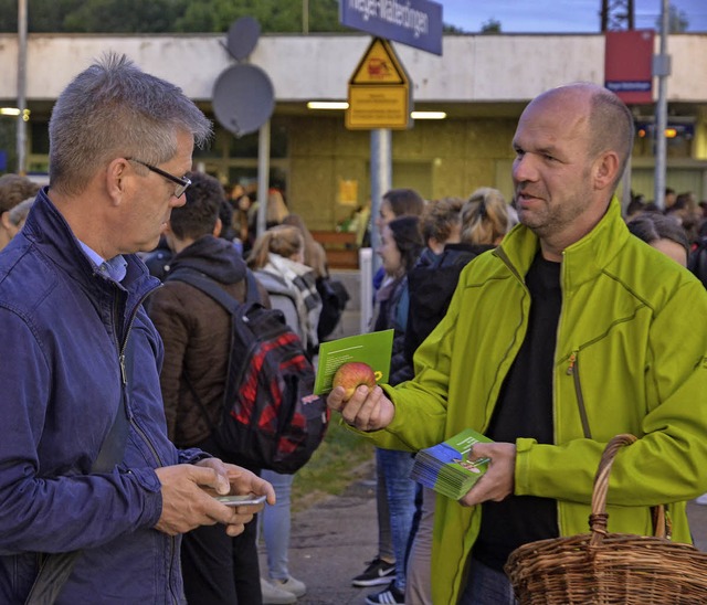 Am frhen Morgen auf Wahlkampftour am ...el-Malterdingen: Markus Rasp (rechts).  | Foto: Benedikt Sommer