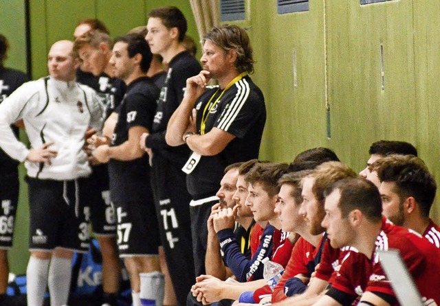 Trainer Volker Klatt (Mitte) und der T... blicken der Runde gespannt entgegen.   | Foto:  Sebastian Khli