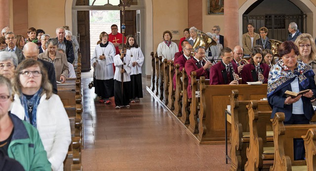 Der Einzug der Ministranten und Pfarre...n Kalt beim Patrozinium in Mnchweier   | Foto: Olaf Michel