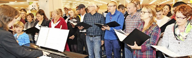 Gospels sangen ber 50 SchwarzwlderGo...llmann und Joana Ketterer sangen Solo.  | Foto: Eva Korinth