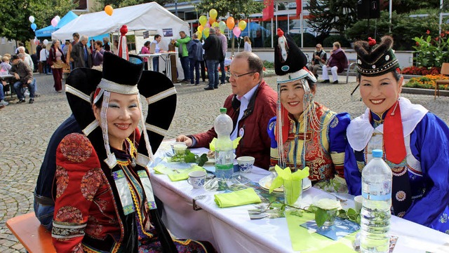 Die drei mongolischen Schwestern an der Tafel.  | Foto: Theresa Ogando