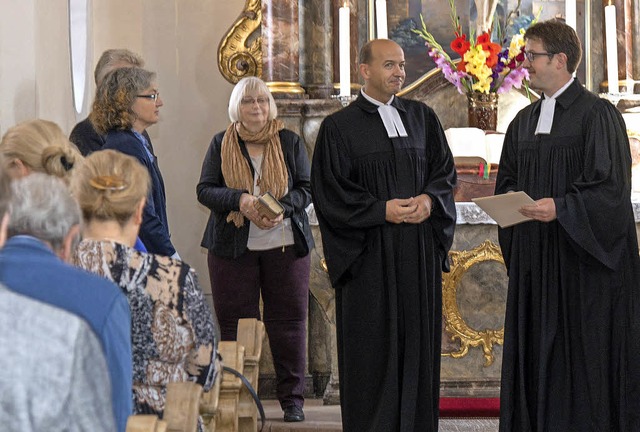 Dekan Rainer Becker (Mitte) und Kirchenlteste begren den neuen Pfarrer.    | Foto: Olaf MJichel