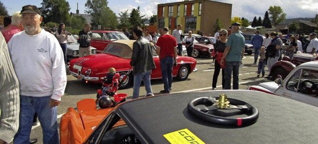 Hat da jemand sein Lenkrad vergessen? ...r schauen sich die Oldtimer genau an.   | Foto: Sebastian Kurtenacker