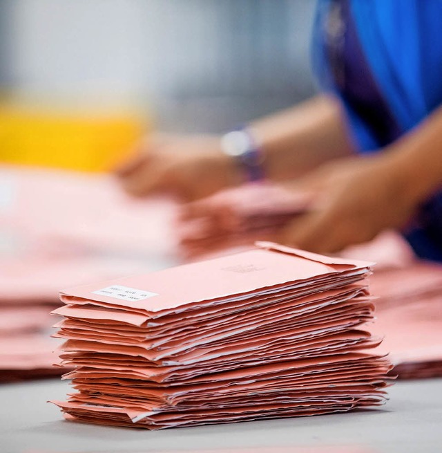 Am Sonntag werden in Kirchzarten  Briefwahlunterlagen geprft.   | Foto: dpa