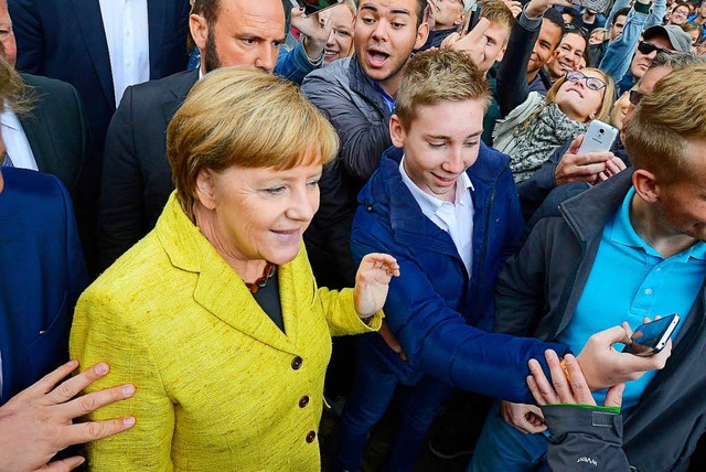 Angela Merkel in der Menge.  | Foto: Ingo Schneider