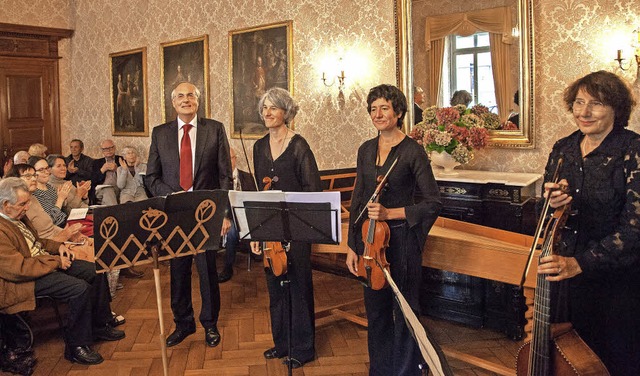 Bernhard Fackelmann, Muriel Bardon, Vi...al des Klosters den Applaus entgegen.   | Foto: Krger