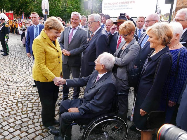 Handshake zum 75.: Angela Merkel gratu...chuble vor der Offenburger Reithalle.  | Foto: Helmut Seller