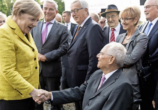 Kanzlerin  Angela Merkel gratuliert ih...nister Wolfgang Schuble in Offenburg.  | Foto: Patrick Seeger (dpa)