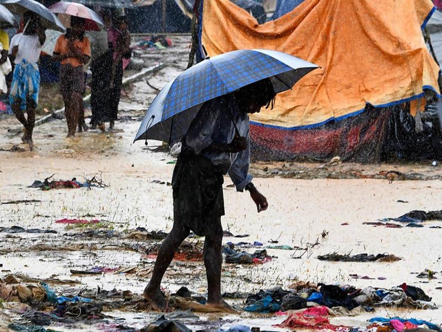 In den notdrftig errichteten Lagern e...ker Regen das Leben der Flchtlinge.    | Foto: afp