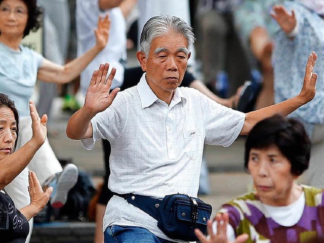Sie halten sich fit, um vielleicht ein...den: Senioren beim Tai Chi  in Tokio.   | Foto: DPA