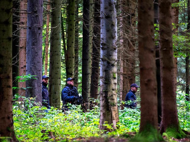 Die Polizei durchkmmt den Wald nach dem Schtzen.  | Foto: dpa