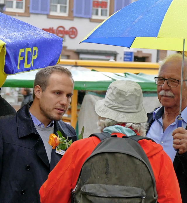 Felix Fischer (links) und Bernd Mller...antin auf dem Emmendinger Wochenmarkt.  | Foto: Marius Alexander