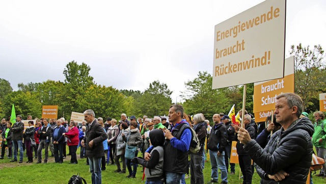 Mehr als  hundert Teilnehmer zhlte di...uch einige Gegner des Lngeparks ein.   | Foto: Gnter Vollmer