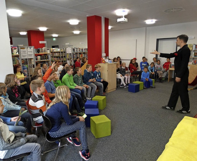 Urs Jandel verzauberte bei seinem Auftritt Bcher und Kinder.  | Foto: Schwab