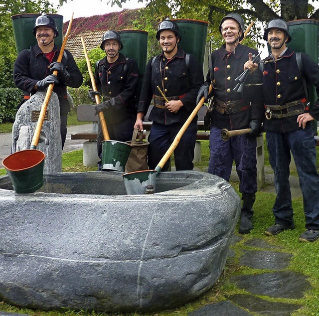 Eine Schaubung unter berraschenden A...wehr mit Schpfkelle und Tragercken.   | Foto: Privat