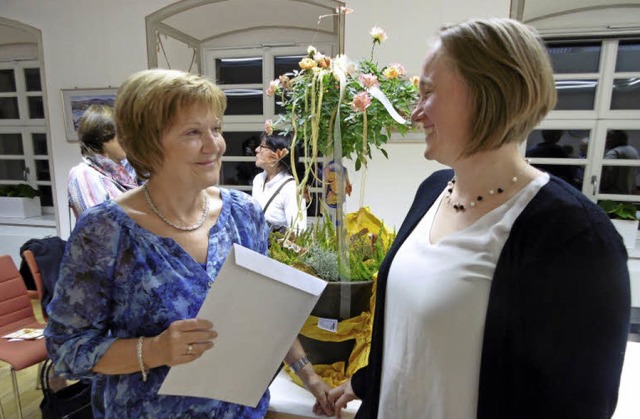 Ortsvorsteherin Silvia Schumacher (rec... Ursula Niepalla mit herzlichem Dank.   | Foto: Eva Opitz