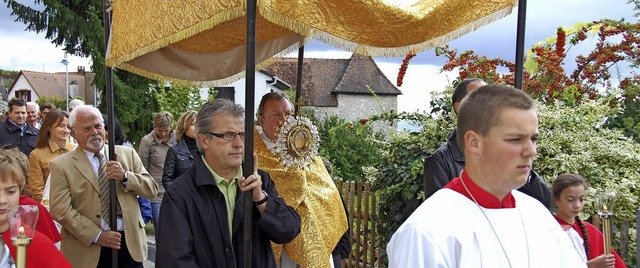Die Prozession durch Istein gehrt zum...rche geweiht ist, auf jeden Fall dazu.  | Foto: Archivfoto: Hannes Lauber