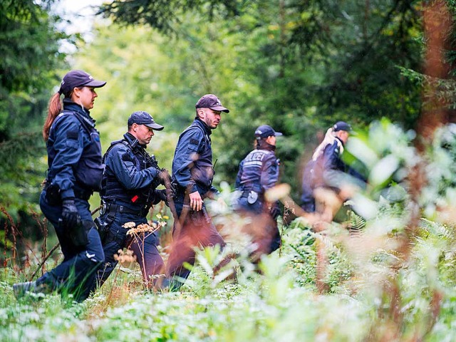 Polizisten durchkmmen ein Waldstck im Landkreis Rottweil.  | Foto: dpa