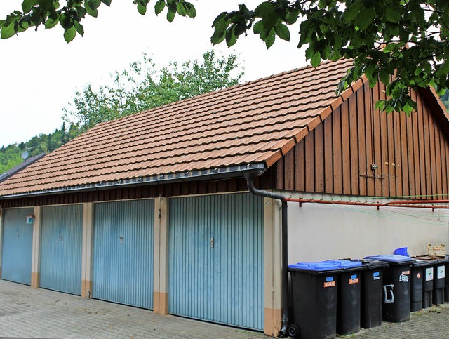 Im Dachspitz dieser Garage im Hinterho...flchige Einzelappartements entstehen.  | Foto: Erich Krieger