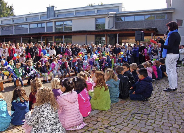 <BZ-FotoAnlauf>Grundschule Fahrnau:</B...en, bunten Feier willkommen geheien.   | Foto: J. Fetscher