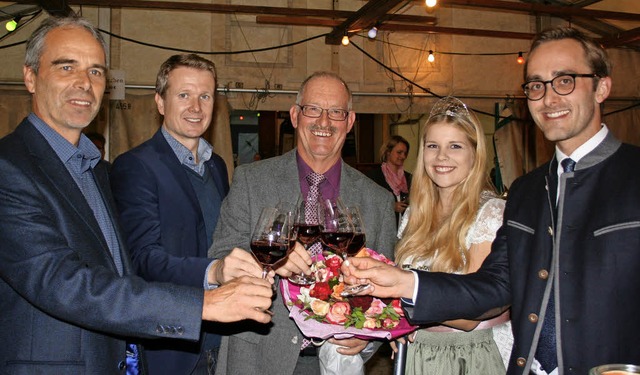 Bernd Gring und Thomas Weiler,  der V...Bohn (von links)  auf das Weinfest an.  | Foto: Senta Knecht