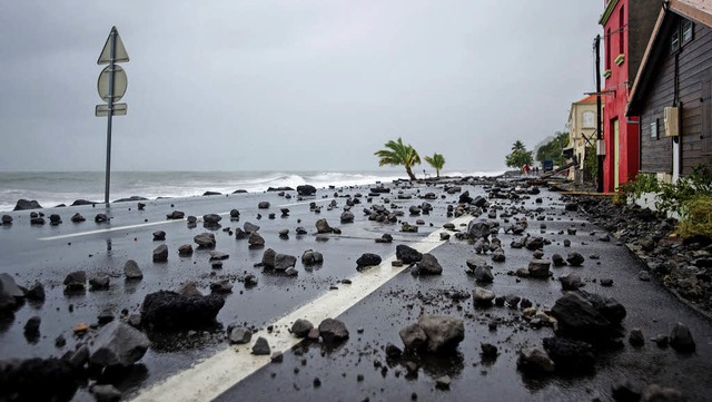 Auf  der Insel Martinique haben Wellen Felsbrocken auf die Strae geschleudert.  | Foto: AFP