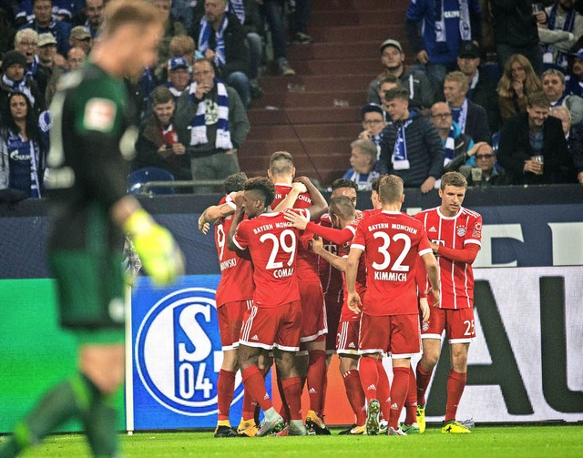 Die Bayern jubeln, Schalke-Torhter Ralf Fhrmann (links) ist bedient.  | Foto: dpa