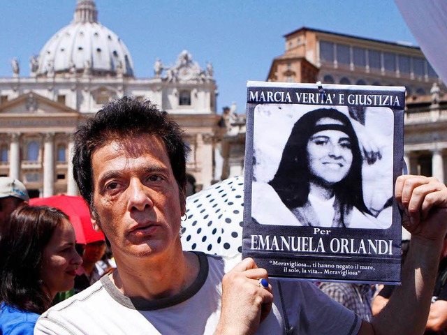 Vermisst seit 34 Jahren: Pietro Orland...ein Bild seiner Schwester in die Hhe.  | Foto: dpa