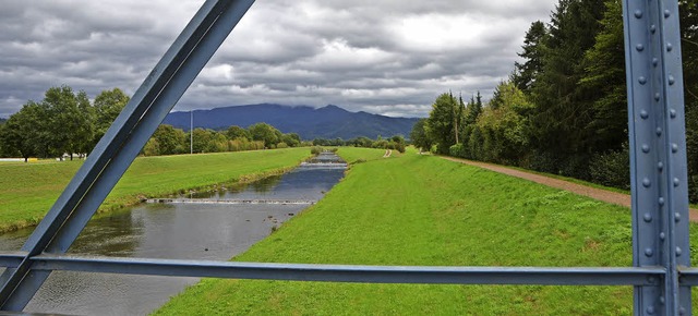 Zwischen Wasserer Brcke und dem Wehr ...ute soll die Elz mehr Platz bekommen.   | Foto: Walser