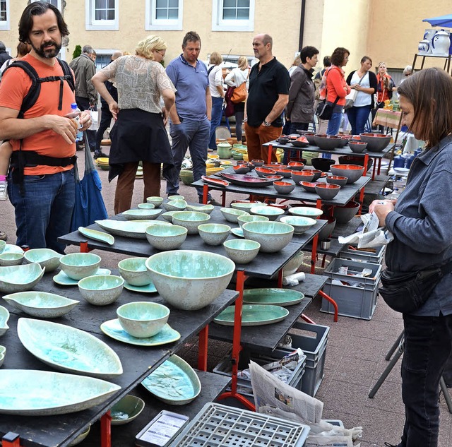 Eine enorme Vielfalt an Formen, Brnde...etet  der 25. Kanderner Keramikmarkt.   | Foto: Langelott