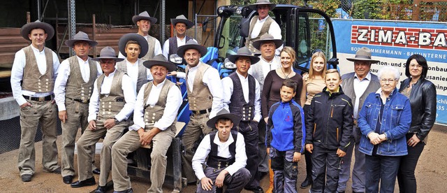 Groes Gruppenbild mit Mitarbeitern un... Bodo Zimmermann (Achter von rechts).   | Foto: Silke Hartenstein