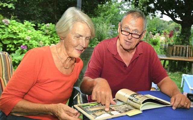 Die Vorsitzende Heide Gruber und Dirig...bergfll blttern in alten Unterlagen.  | Foto: Sandra Decoux-Kone