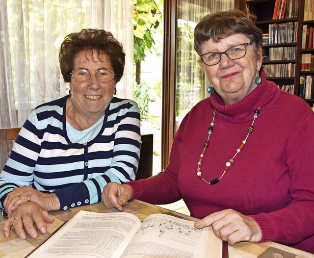 Alexandra Sieber (links) und Pfarrerin...zeit des kumenischen Seniorentreffs.   | Foto: Horst Donner