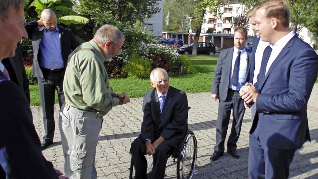 Bundesfinanzminister Wolfgang Schuble vor der Stadthalle Tiengen.   | Foto: Michael Gottstein