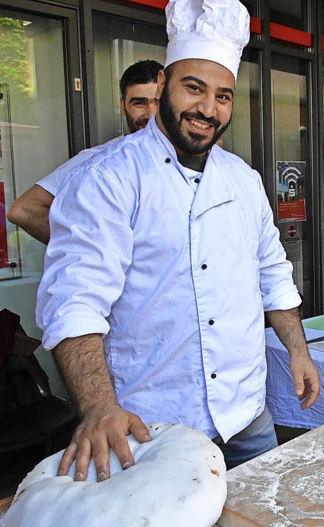 Mahmoud Sbeinati verkaufte seine syris...jngst  beim Gundelfinger Weinzauber.   | Foto: Andrea Steinhart