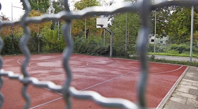 Der Basketballplatz beim Schulzentrum ...ort ist eine neue Sporthalle geplant.   | Foto: Max Schuler