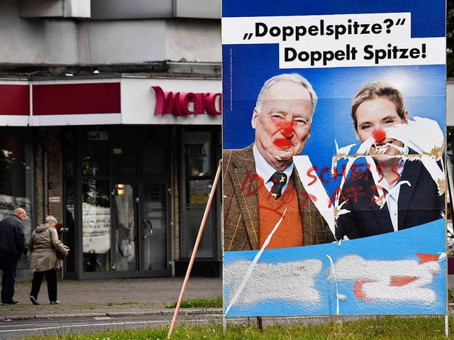 Ein beschmiertes Wahlplakat der AfD in Berlin.  | Foto: AFP