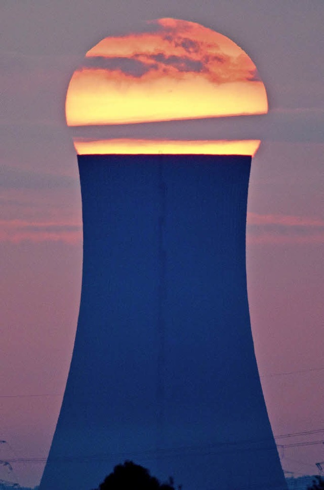 Sonnenaufgang ber dem Khlturm des Kraftwerks Mehrum.  | Foto: dpa