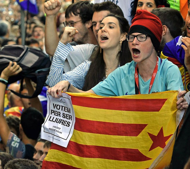Tausende demonstrierten in Barcelona gegen die Polizeiaktion am Mittwoch.   | Foto: dpa