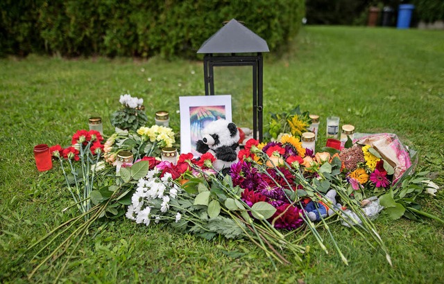Blumen, Kerzen, Kuscheltiere: Villingendorf trauert.   | Foto: dpa