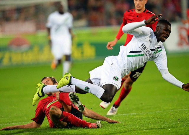 Ein umkmpftes Spiel im Schwarzwaldstadion.  | Foto: dpa