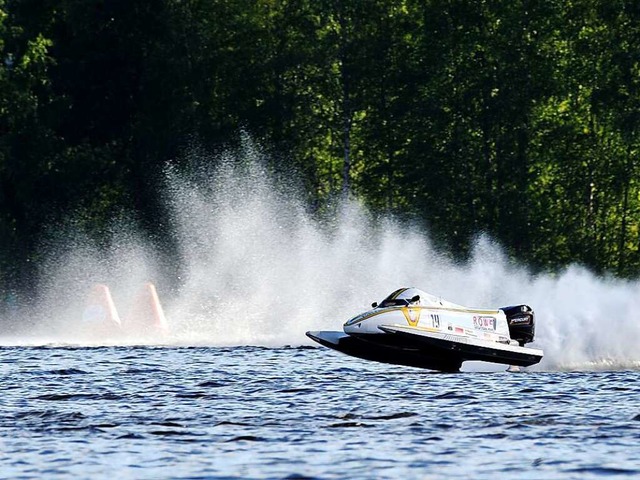 Mit 400 PS bers Wasser schieen: Stefan Hagin mit seinem Motorboot.  | Foto: Chris Davis