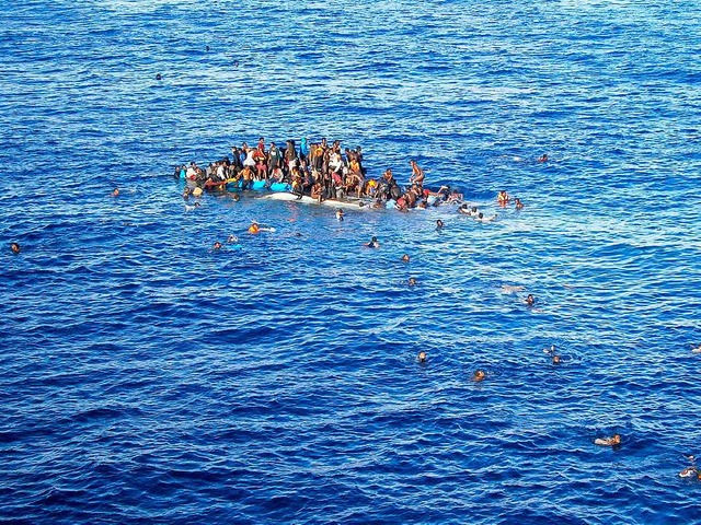 Das Bild zeigt ein gekentertes Flchtlingsboot im Mittelmeer aus dem Jahr 2015.  | Foto: dpa