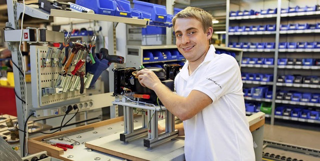 Bei aller Technik ist in der Produktio... in Seelbach auch Handarbeit gefragt.   | Foto: Julabo