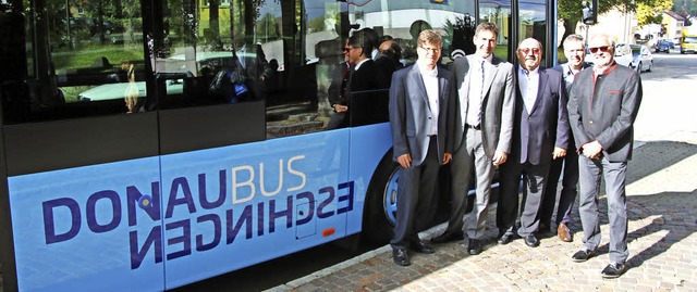 Die neuen Stadtbusse sind  startbereit... am Rathaus in Augenschein genommen.    | Foto: Gnter Vollmer