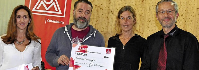 Spendenfreude (v. l.) : Helena Gareis ...Ahmet Karademir ( IG Metall Offenburg)  | Foto: IGM