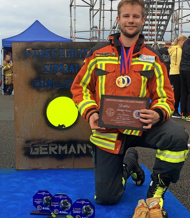 Philipp Kaiser mit seiner Pokalausbeut... der Fire Fighter Challenge in Berlin.  | Foto: Privat